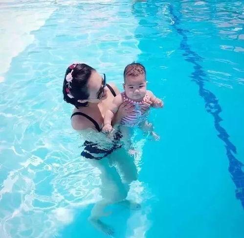 女孩到网红泉游泳,网红女孩畅游网红泉，演绎夏日清凉风采