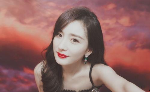 粉丝冲向女明星面前,女明星面前惊现冲撞热潮